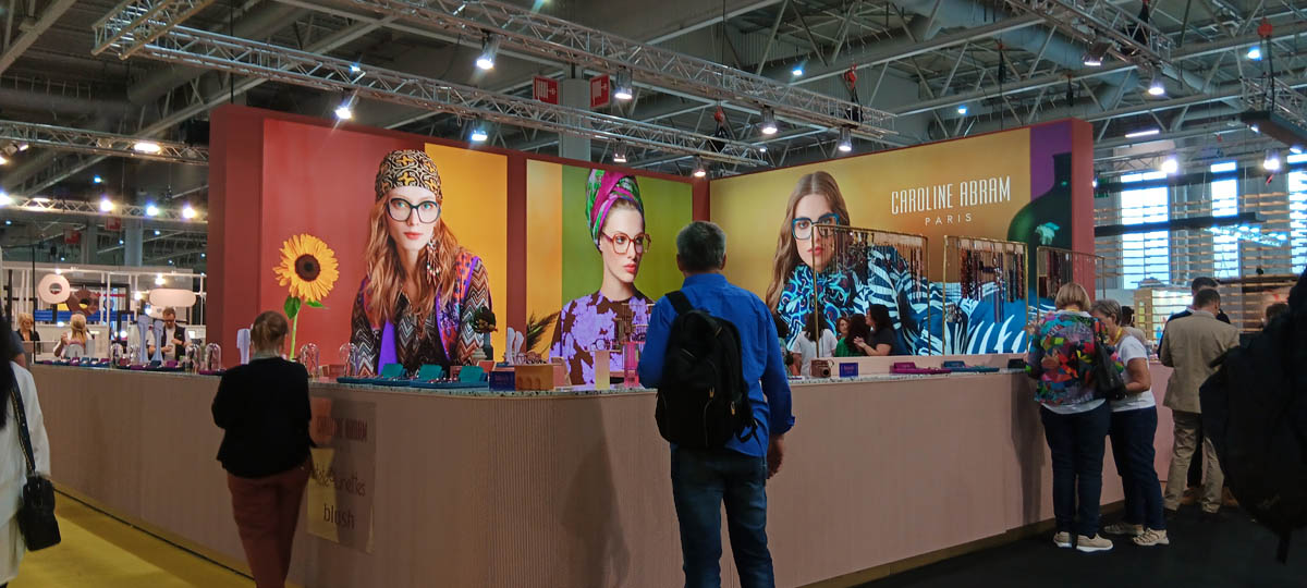 stand caroline abram
